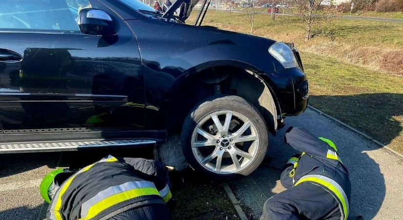 Fennakadt egy sziklán a városi terepjáró a Tesco és a Cuha között (helyszíni fotók)