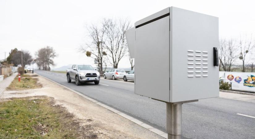 Autósok, figyeljetek! Két új traffiboxot kapott ez a főút