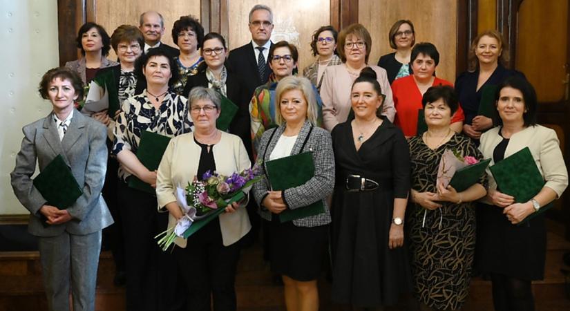 A Klinikai Központ kiváló dolgozóit köszöntötték