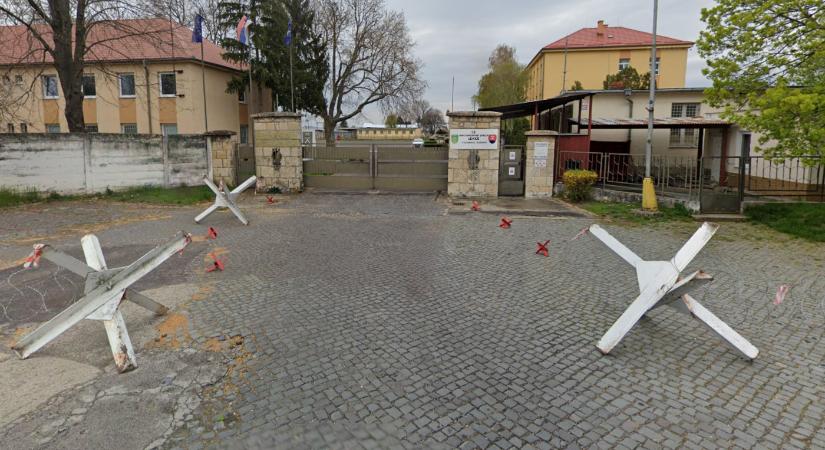 Lőtt sebbel szállítottak kórházba egy hivatásos katonát a lévai laktanyából