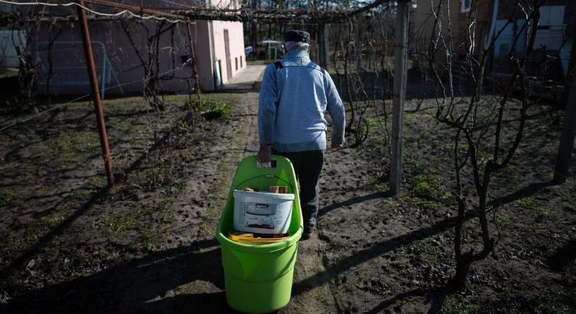 Vödörrel hordják a meleget! Így küzd a fagy ellen Laci bácsi és Kati néni