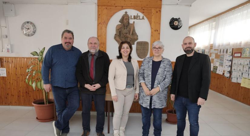 Köbüki ösztöndíjban részesült a I. Béla Gimnázium öt tanára