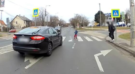 Nem sokon múlt, hogy elcsapják a zebrán előreszaladó gyereket – videó