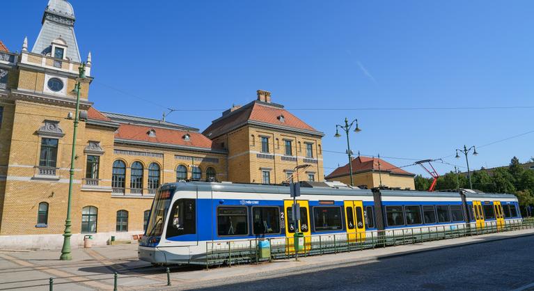 Sárgulnak a vasútvillamosok, de nem az irigységtől