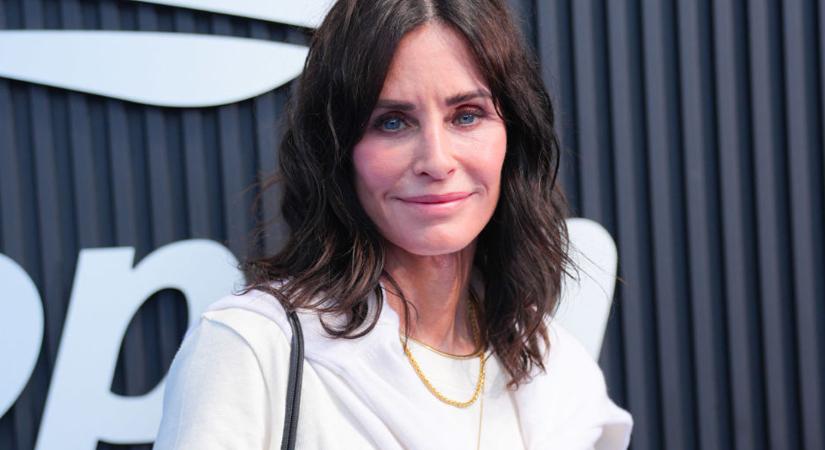 A 60 éves bikinis Courteney Cox és lánya mágnesként vonzzák a tekinteteket – isteni alakkal áldotta meg őket a sors