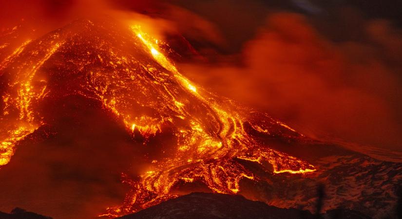 Így síelnek a lávát okádó vulkán tövében