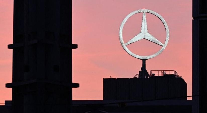 Zuhanásban a Mercedes-Benz nyeresége, nem kell a német luxusautó