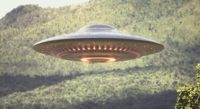 Lebegő UFO-t szúrt ki az égbolton a férfi: hátborzongató fotót készített róla, mely az egész világhálót megrengette