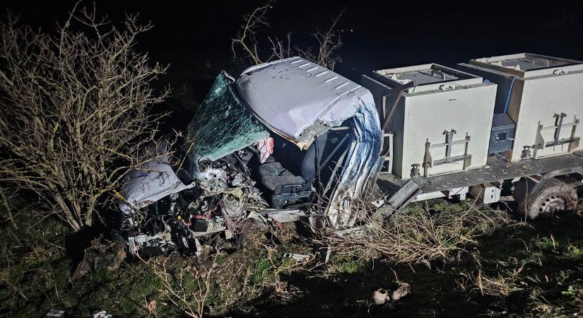 Szinte megsemmisült a vontatóba csapódó kisteherautó utastere a sokkoló martfűi balesetben