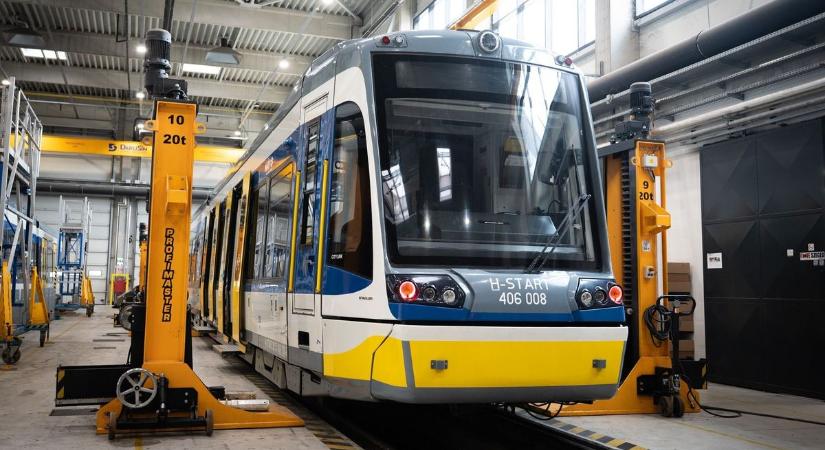 Indul a tesztidőszak, besárgult a tramtrain orra