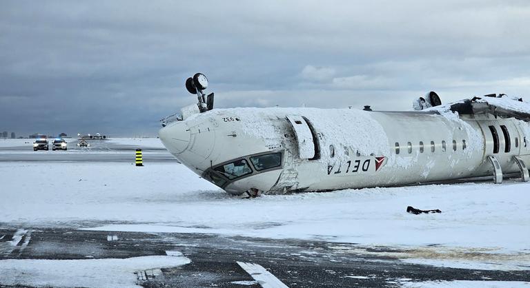 11,5 millió forintnyi kártérítést ajánlott fel a Delta Airlines a fejre állt gép minden utasának