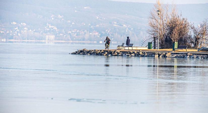 Vékony jég jelent meg a Balaton déli partján az extrém hidegben