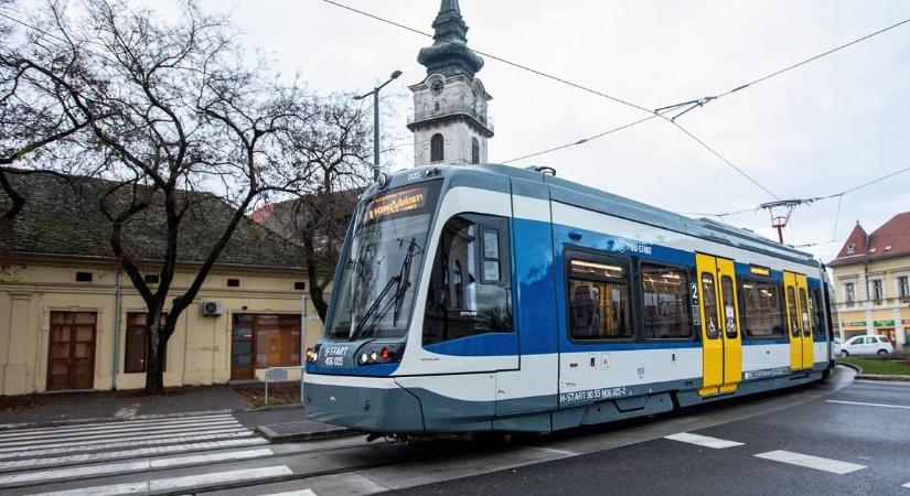 Elindult az első sárgára matricázott vasútvillamos Hódmezővásárhelyen és Szegeden