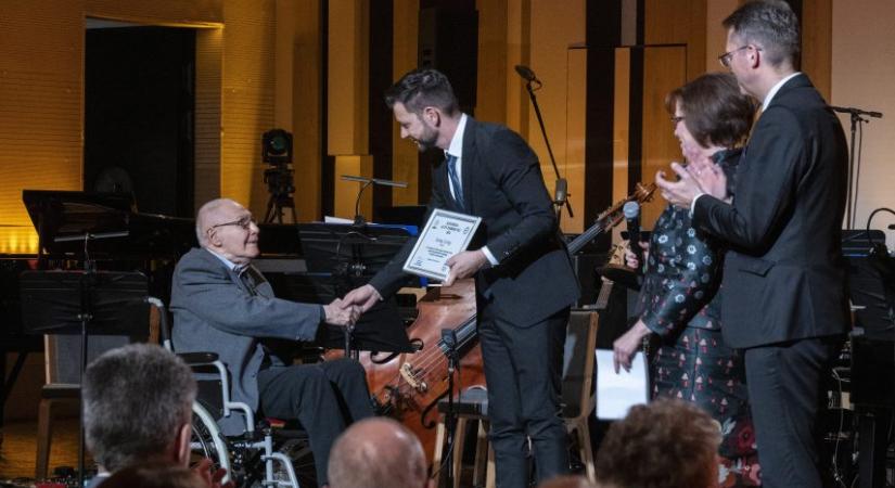 Kurtág György kilencvenkilencedik születésnapján vehette át a Közmédia Év Embere Díjat