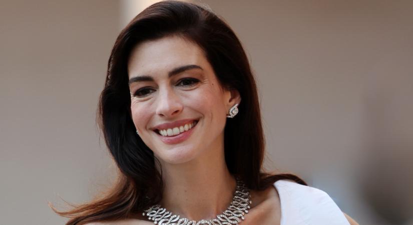 Anne Hathaway meztelenruhájától azonnal zavarba jössz: az átlátszó darabban a mellbimbóját is megvillantotta