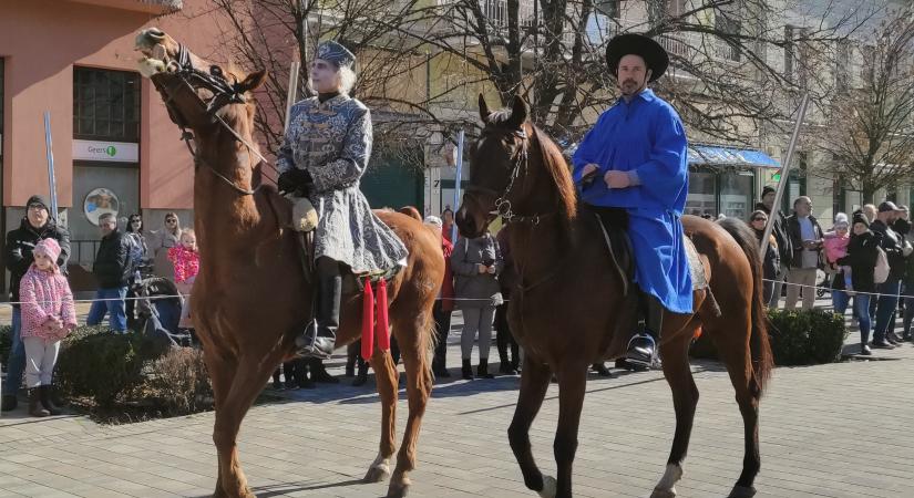 Télbúcsúztató lovas-kutyás farsang és fánkmustra Vásárhelyen