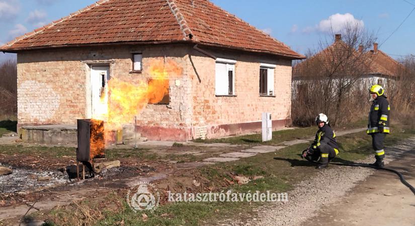 Gázcsonk égett Sarkadon, egy Kodály utcai portán