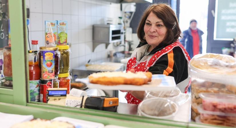 Finom lángos, büdös bőrfeldolgozó, meleg padló – Történetek a 45 éves vásárcsarnok körül – Videóval, galériával!