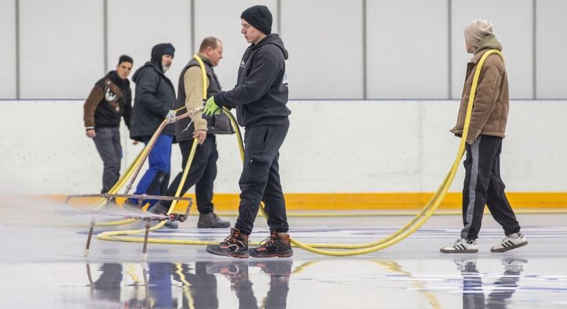 Már jégbe borult a Főnix Aréna, világsztárok érkeznek Debrecenbe – fotókkal, videó!