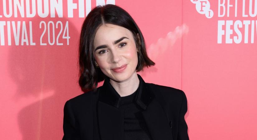 Aranyos videón Lily Collins és kisbabája – a színésznő édesapjának zenéjét hallgatják