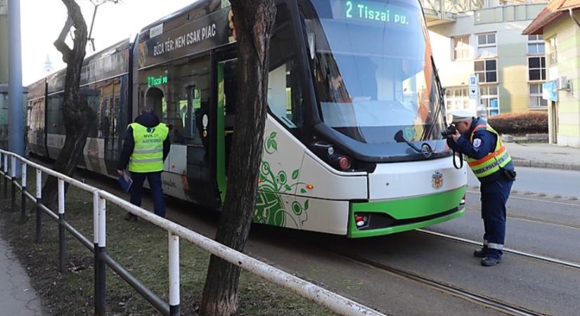 Villamos ütött el egy diákot Miskolcon