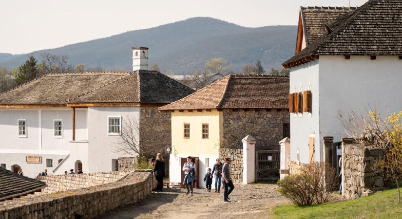 Római romok, templom a hegyen, szőlőhegy kilátással – sétálójeggyel nyit a Skanzen