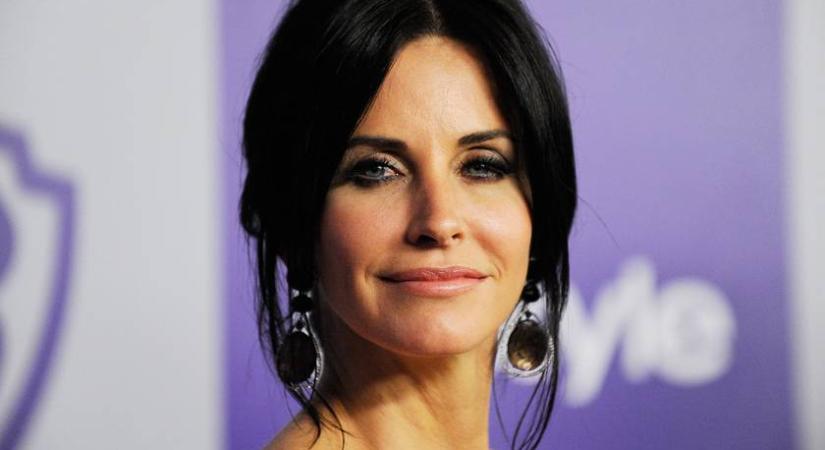 A 60 éves Courteney Cox és 20 éves lánya bikiniben strandoltak: ritka fotókon a Jóbarátok Monicája