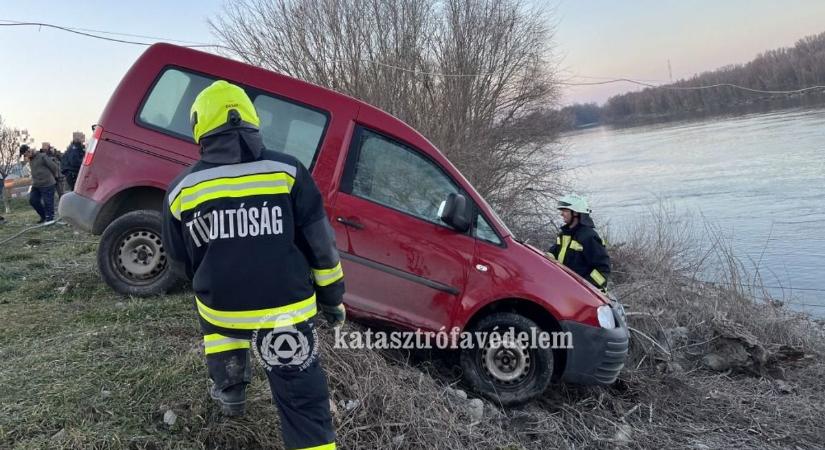 Dunába gurult egy személyautó Mohácsnál