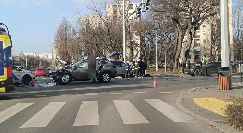 Két autó ütközött Debrecenben, több ember megsérült