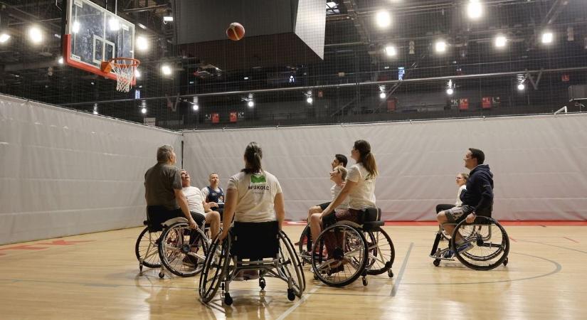 Mutatjuk, hogyan csaptak össze a miskolci önkormányzat dolgozói a parasportolókkal - fotók, videó!