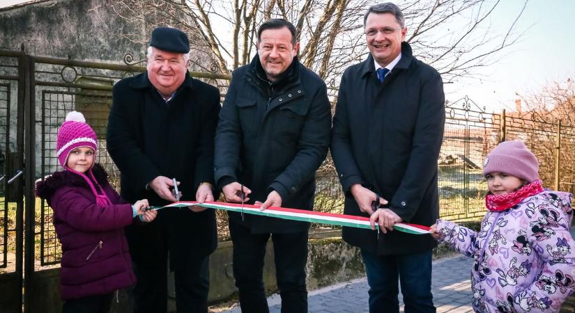 Ez jól kiszámolták: 21 ezer darab térkőből áll egy járdaszakasz Zalában