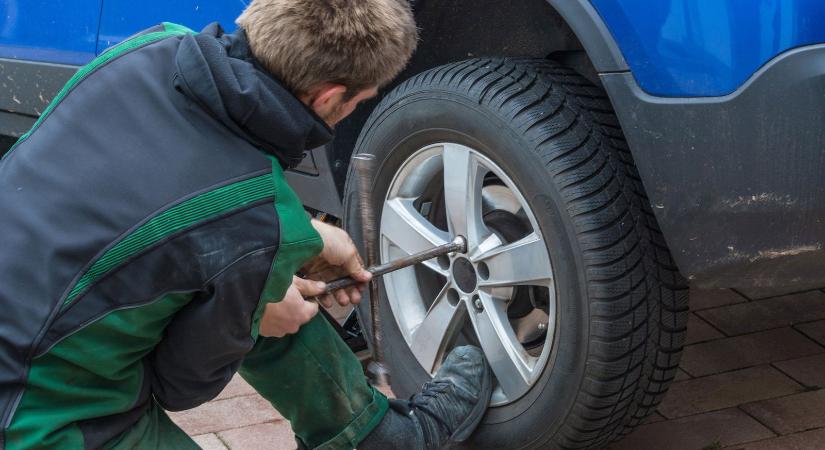 Ideje elővenni a nyári gumikat, figyelmeztet a szakértő