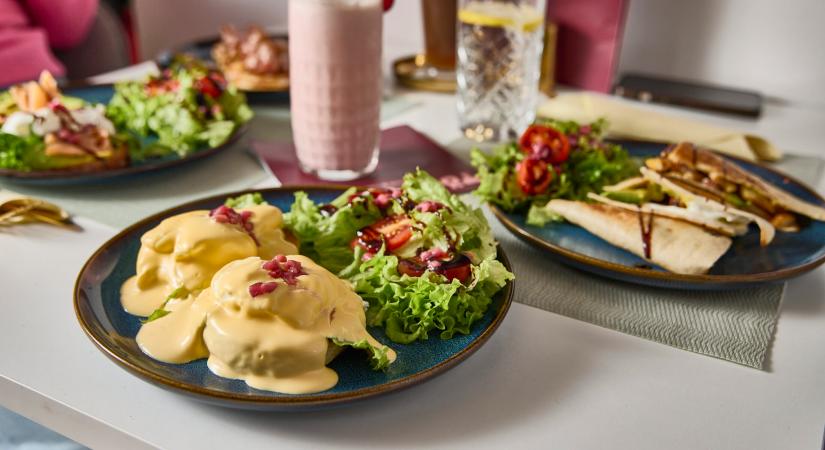 Egy tüneményes törpetacskó és príma Eggs Benedict vár ezen a budai reggelizőhelyen