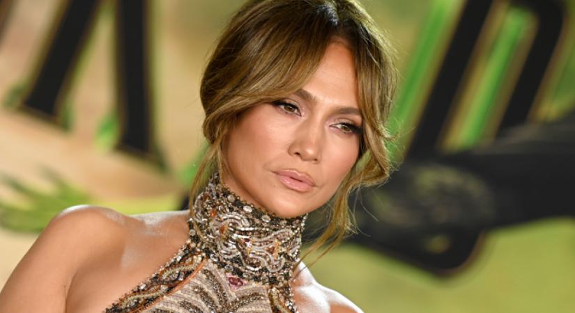 Jennifer Lopez új szintre emelte a csokoládébarna trendet: rég láttunk rajta ennyire divatos outfitet