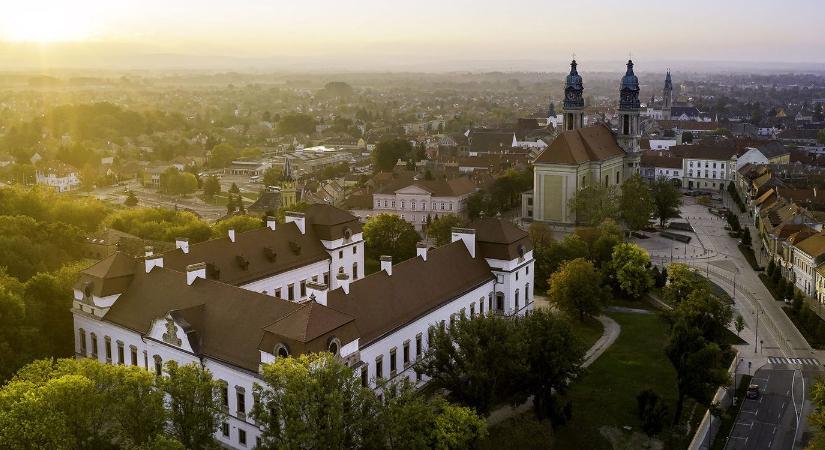 Innen származik Pápa városának neve, az egyházfőhöz is köze lehet a mondák szerint