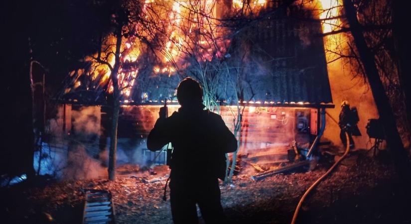 Tomboló tűz Budakeszin: a tulaj szeme láttára égett porig a háza