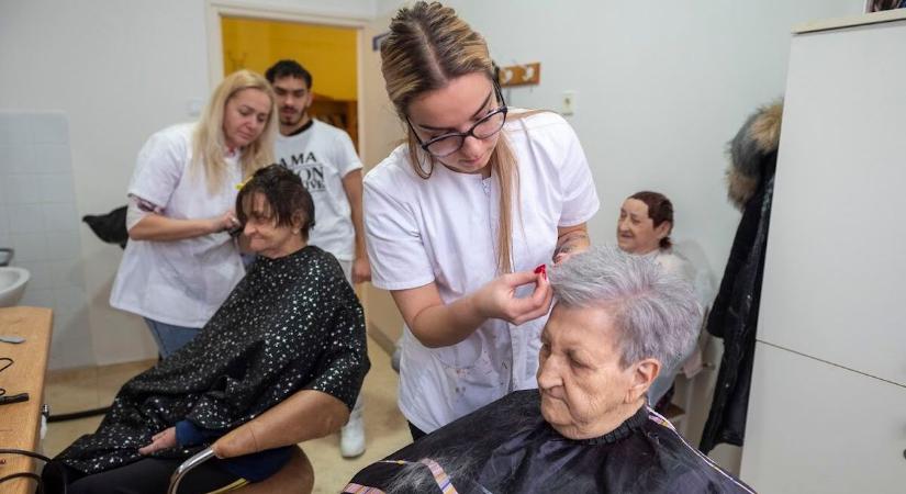 Szakképzős diákok varázsolták szebbé az idősek mindennapjait Bátonyterenyén