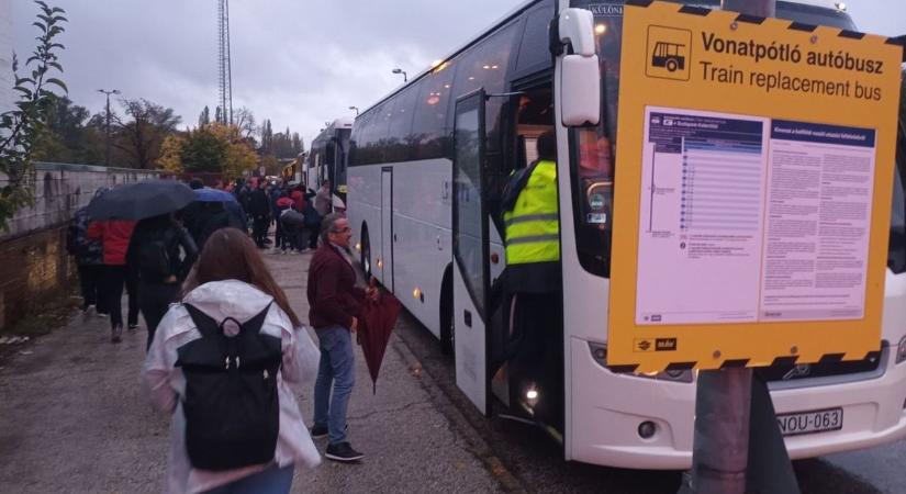 Vonatozók, figyelem! Járműhiba miatt pótlóbuszok közlekednek ezen a szakaszon