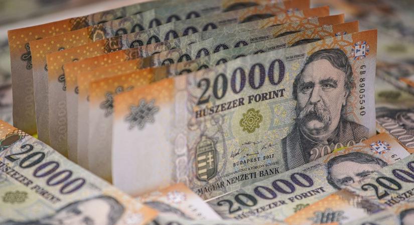 Gyengélkedik a forint, 385 felé csúszik a dollár