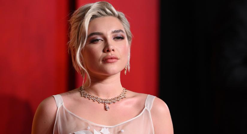 Florence Pugh drámai pucérruhája láttán eláll a lélegzeted, áttetsző darabban vonult végig a kifutón