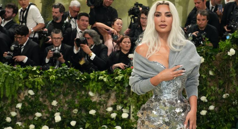 Kim Kardashian ledobta a fűzőt, brutálisan nézett ki a teste