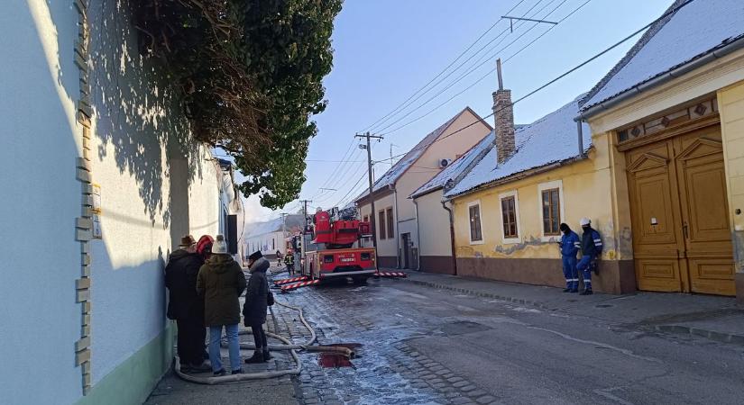 Fagyott oltóanyag okoz csúszásveszélyt a Türr István utcában, forgalomkorlátozásra kell számítani