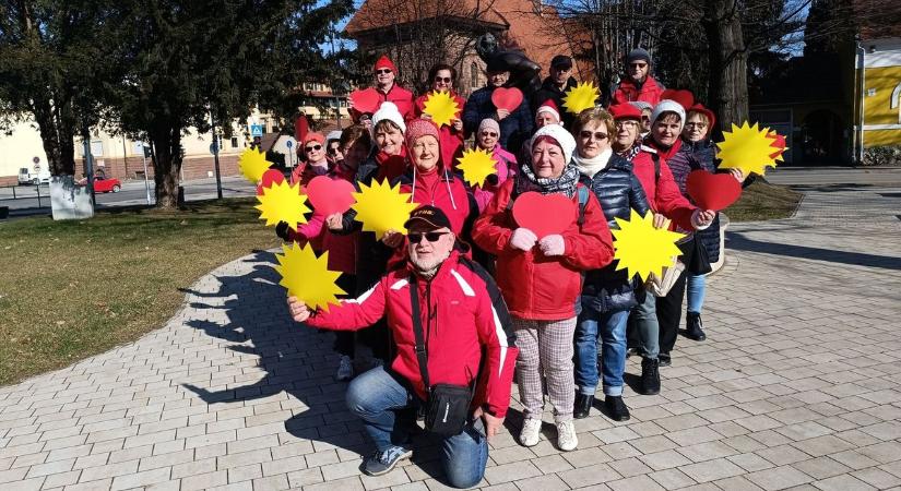 Jelmondatukhoz híven ragyogó napsütésben sétáltak