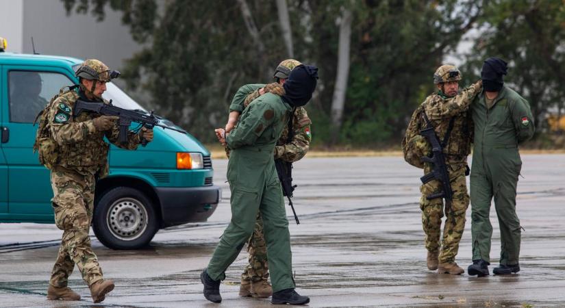 Kémeket fogtak a magyar légibázison