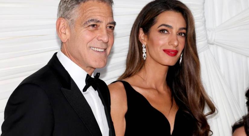 George Clooney fekete hajjal áll a színpadra: felesége ezért ki nem állhatja a változást