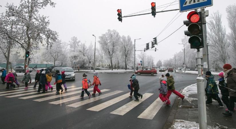 Forrong a város: hihetetlen hangvételű bejegyzést tett közzé a szolnoki óvodásokról egy sofőr