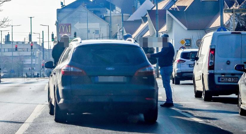 Három autó ütközött, hatalmas torlódás van a belvárosban Szombathelyen - fotó