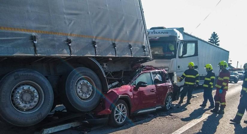 Két kamion közé préselődött a személyautó, amiben egy édesanya és a gyereke utazott