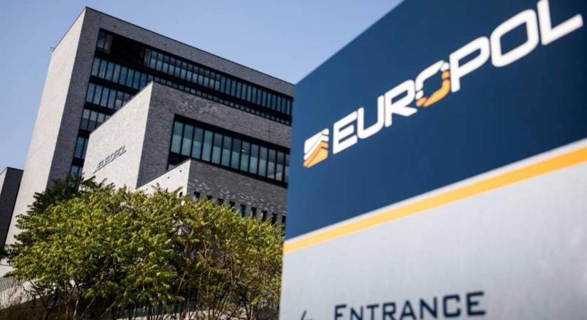 Europol: több mint 12 ezer hivatalos dokumentumot hamisítottak a Lengyelországban elfogott bűnözők