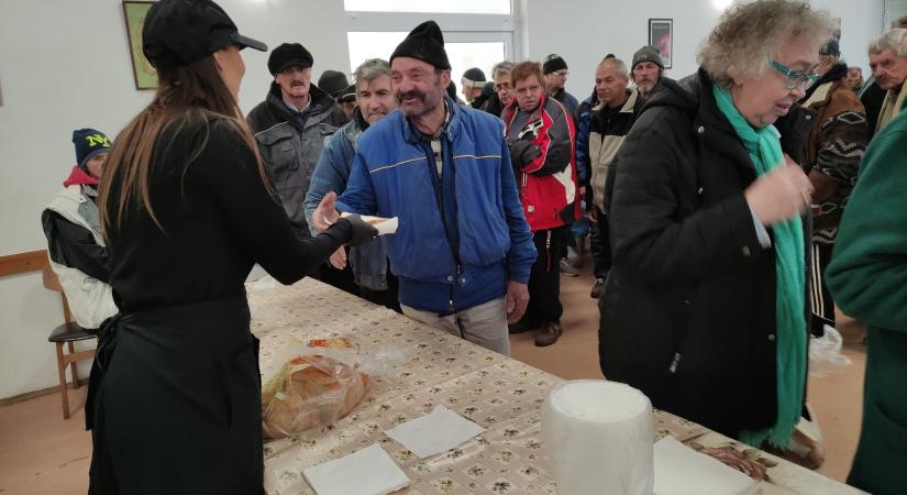 Vasárnap délben a Csúcsi Olvasókörben rendezik az ételosztást